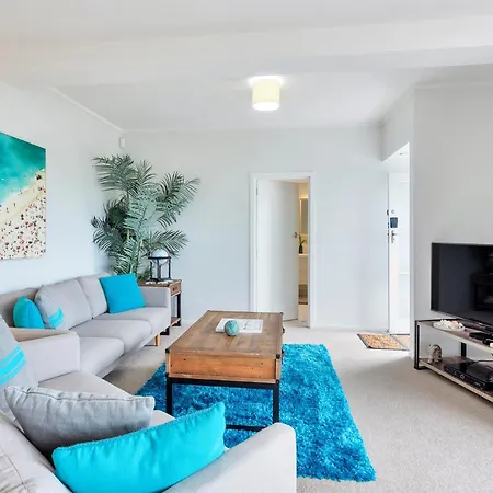 Bright Kingsland Contemporary Apartment